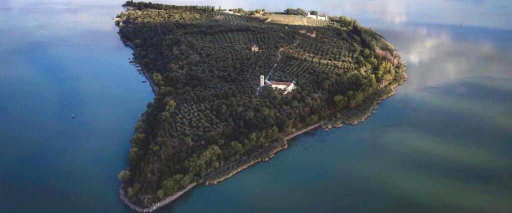Isola Polvese Resort Кастильоне дел Лаго Екстериор снимка